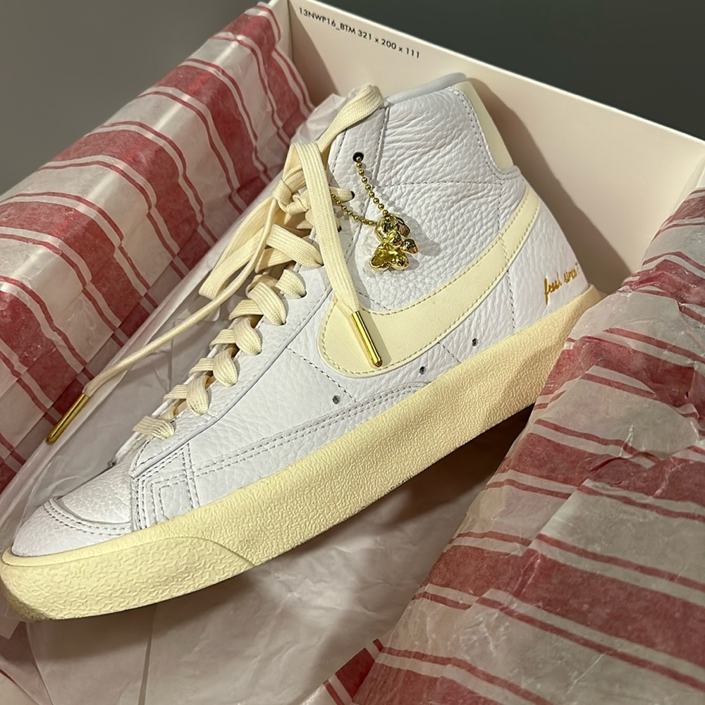 Nike Blazer Mid 77 vintage Popcorn men’s 7/women’s 8.5 original box/packaging